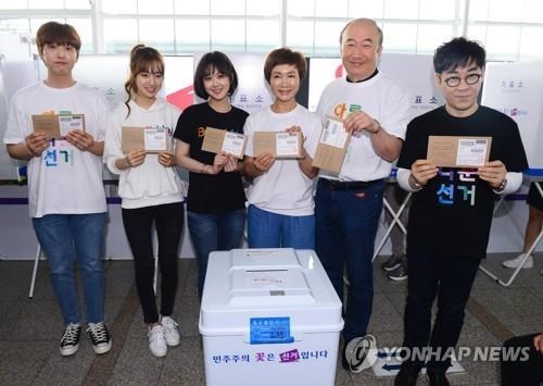 (왼쪽부터) 가수 산들, 배우 진세연, 장나라, 정애리, 윤주상, 가수 김연우