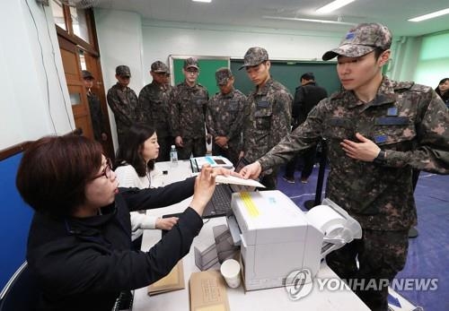 사전투표하는 공군 장병들