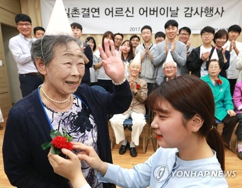 누가 돼도 기초연금 30만원?…후보들 '카네이션 공약'경쟁 - 1