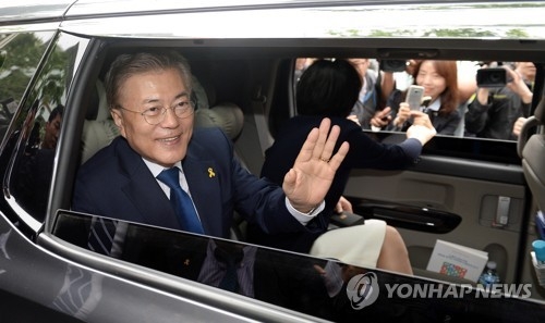 19대 대선 투표를 마치고 투표장을 떠나는 문재인 당선인