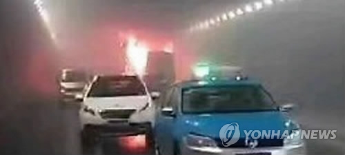 웨이하이 터널 내 불붙은 버스