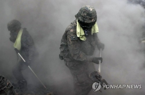 산불과 싸우는 군 장병들