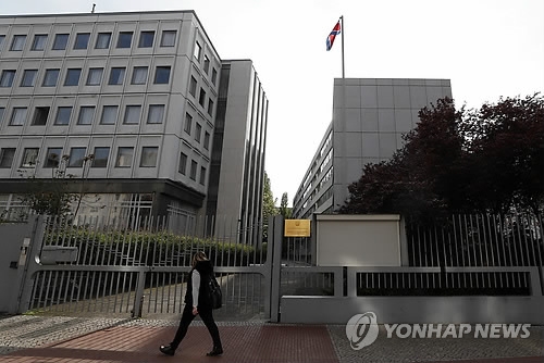 독일 베를린 주재 북한대사관(오른쪽)과 대사관 구내 호스텔(왼쪽).