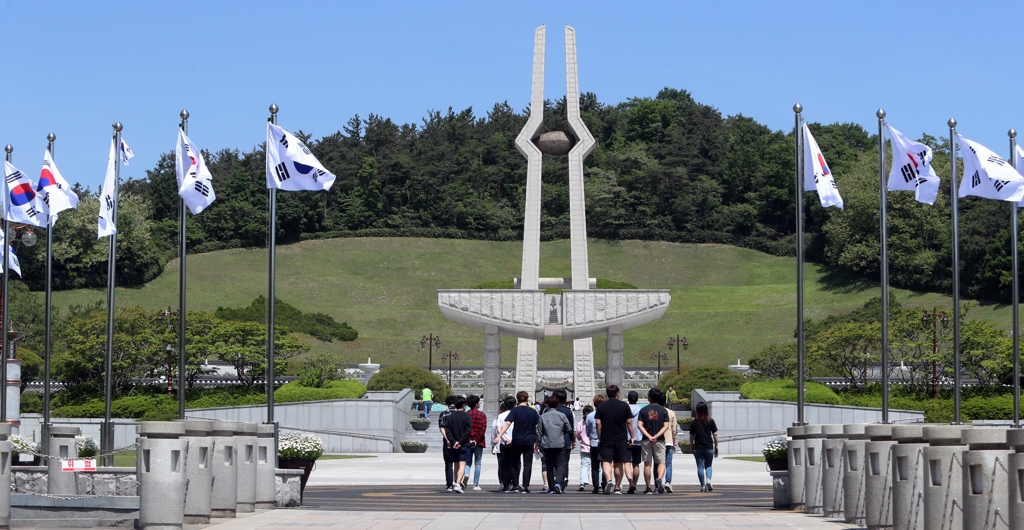 14일 5·18묘지에 들어서는 참배객들.