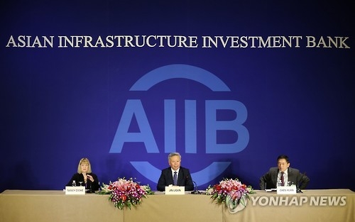 진리췬 AIIB 총재(가운데)