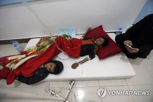 콜레라에 걸려 병원 바닥에서 치료받는 예멘어린이[AFP=연합뉴스자료사진]