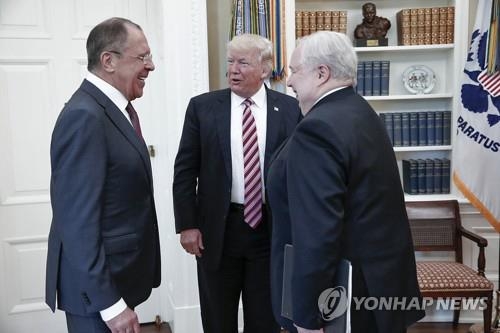 지난 10일 백악관에서 세르게이 라브로프 러시아 외무장관(좌), 세르게이 키슬랴크 주미 대사(우)와 환담하는 트럼프 대통령