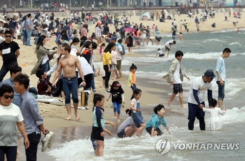 해운대서 더위 식히는 시민들