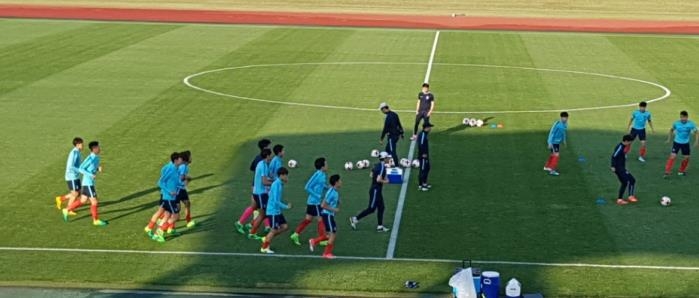 주전 선수들을 이끌고 몸을 푸는 신태용 감독