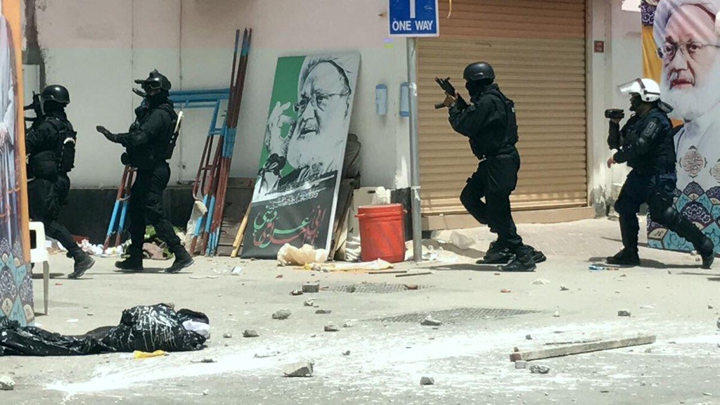 23일 시아파 시위대를 진압하는 바레인 경찰[트위터]