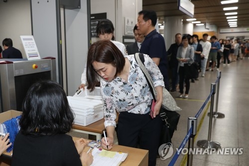 박 전 대통령 공판 향하는 방청객들 (서울=연합뉴스) 윤동진 기자 = 삼성 등 대기업에서 총 592억원의 뇌물을 받거나 요구·약속한 혐의 등으로 구속기소 된 박근혜 전 대통령의 2차 공판이 열린 25일 오전 방청객들이 박 전 대통령 공판이 열리는 법정으로 줄지어 입장하고 있다. 2017.5.25mon@yna.co.kr