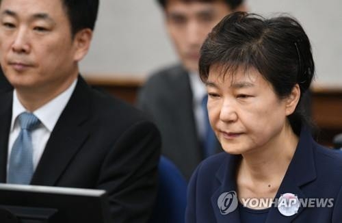 박 전 대통령이 지난 23일 첫 공판에 출석해 법정에 앉아 있는 모습. [연합뉴스 자료사진]