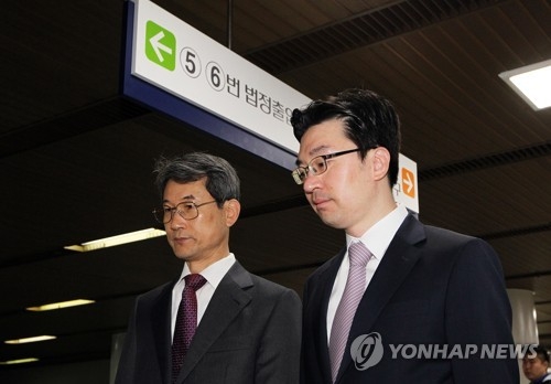 법정 향하는 박근혜 전 대통령 변호인들(서울=연합뉴스) 윤동진 기자 = 삼성 등 대기업에서 총 592억원의 뇌물을 받거나 요구·약속한 혐의 등으로 구속기소 된 박근혜 전 대통령의 2차 공판이 열린 25일 오전 박 전 대통령의 변호인인 채명성 변호사를 비롯한 변호인들이 서울 서초동 서울중앙지법 법정으로 향하고 있다. 2017.5.25mon@yna.co.kr