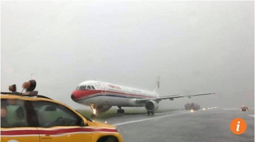 홍콩공항 활주로서 미끄러진 중국 동방항공 여객기