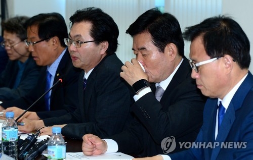 25일 오전 통의동 국정기획자문위에서 열린 금융위 업무보고에서 이한주 경제1분과위원장(왼쪽 세번째)이 모두발언을 하고 있다. 오른쪽은 김진표 위원장, 박광온 대변인. 2017.5.25