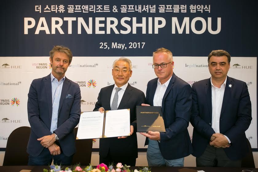 제휴 조인서에 서명한 더스타휴 골프장과 르 골프 나쇼날 관계자들.