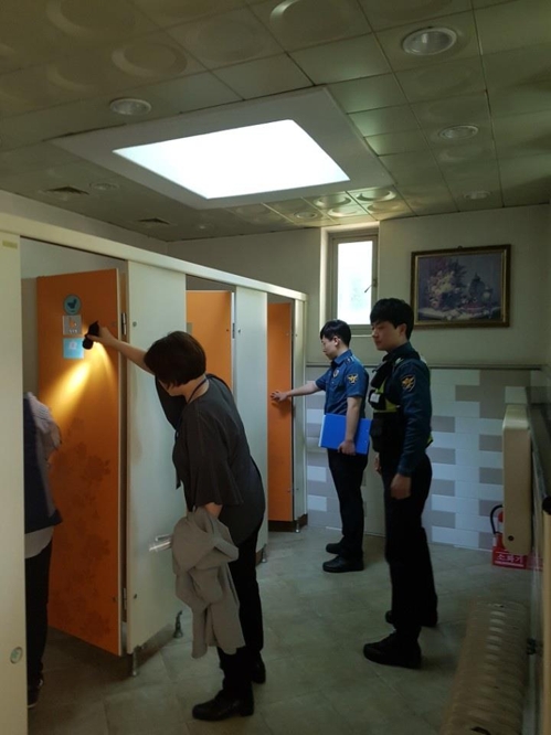 강남역 인근 살인사건 1주기…강남구, 경찰과 화장실 합동 점검 - 1