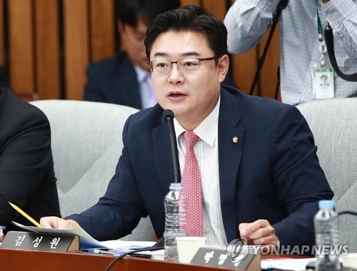 한국당 "김상조, 아들 軍복무 특혜에 위장전입 방조 의혹도"(종합) - 1