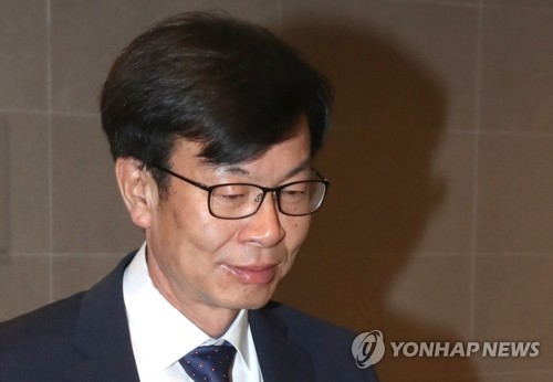"김상조 부인 취업특혜 의혹…자격 미달에도 공립고 강사 채용" - 1