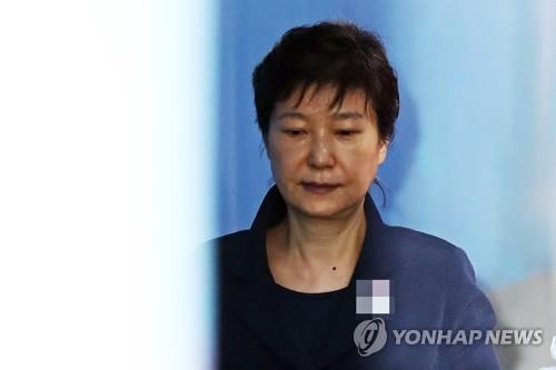 박근혜, 법정으로…(서울=연합뉴스) 김인철 기자 = '비선 실세' 최순실씨와 공모해 뇌물을 받거나 요구·약속한 혐의로 구속기소 된 박근혜 전 대통령이 30일 오전 호송차에서 내려 속행공판이 열리는 서울중앙지법 법정으로 향하고 있다. 2017.5.30yatoya@yna.co.kr