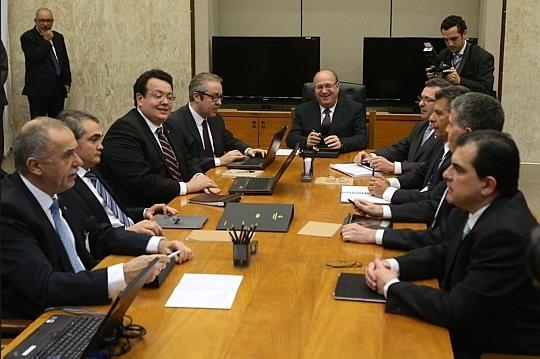 통화정책위원회 회의를 주재하는 일란 고우지파인 브라질 중앙은행 총재(가운데)