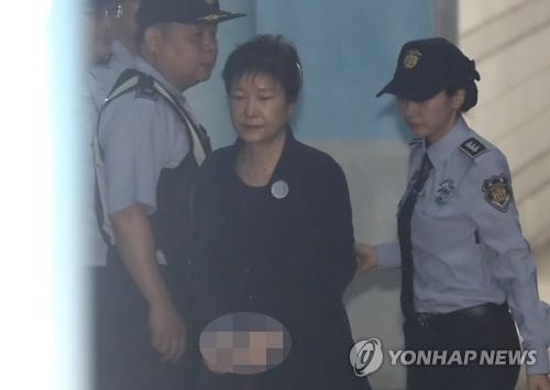 법정 향하는 박근혜 (서울=연합뉴스) 이정훈 기자 = 박근혜 전 대통령이 1일 오전 호송차에서 내려 5회 공판이 열리는 서울중앙지법 법정으로 향하고 있다. 2017.6.1uwg806@yna.co.kr