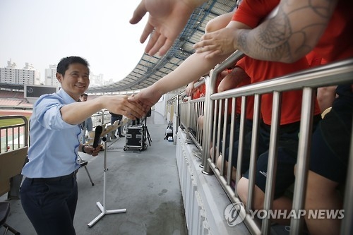 보호소년들과 악수하는 이영표