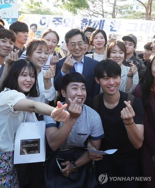 학생들과 사진찍는 김동연 후보자(수원=연합뉴스) 홍기원 기자 = 김동연 경제부총리 겸 기획재정부 장관 후보자가 1일 오후 경기도 수원시 아주대학교에서 총장 이임행사를 마치고 학생들과 사진을 찍고 있다. 2017.6.1xanadu@yna.co.kr(끝)