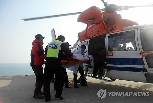 응급환자 이송하는 해경 헬기