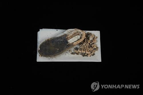 복원되기 전 심하게 손상된 이한열 열사의 운동화 [연합뉴스 자료사진]
