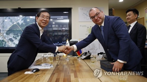 악수하는 박원순 시장과 미하일로프 타스 사장