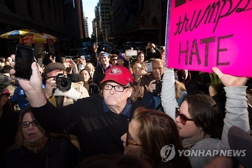 반 트럼프 시위 참가한 마이클 무어 감독