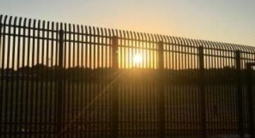 미국-멕시코 국경장벽에 비치는 태양