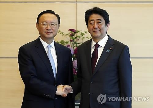 아베 일본 총리와 양제츠 중국 국무위원