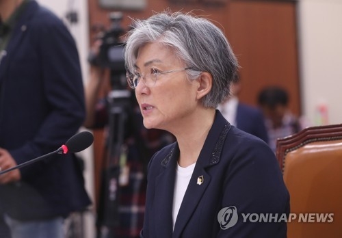 '나눔의집' 배지 단 강경화…몸 낮추며 답변은 '또박또박' - 1
