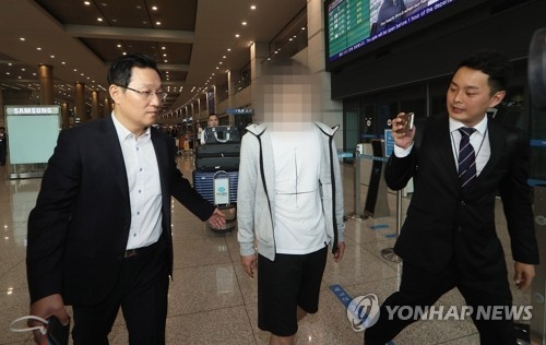 공항 빠져나가는 정유라 마필관리사