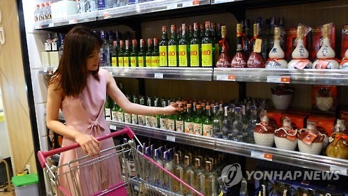 베트남의 한 대형마트에 진열돼 있는 한국 소주[하이트진로 제공=연합뉴스 자료사진