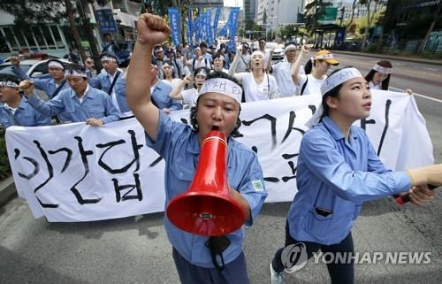 30년만에 '넥타이 부대' 부활…촛불광장서 "민주주의 만세" - 4