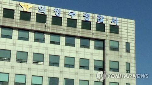 마스크로 얼굴 가린 여성 백화점서 20대 남성에 약물 뿌려 - 1
