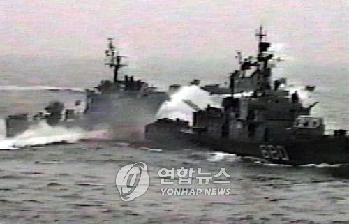 제1차 연평해전 당시 우리 해군 고속정이 연평도 인근 해역에서 북한 경비정(우측.680호)과 충돌하고 있다./국방부 제공 1999년 6월 16일 (서울=연합뉴스)
