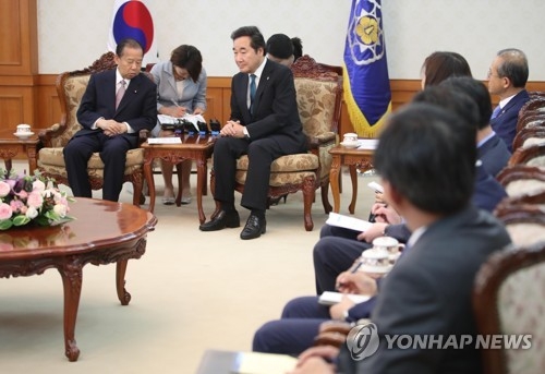 니카이 특사 만나 대화하는 이낙연 총리