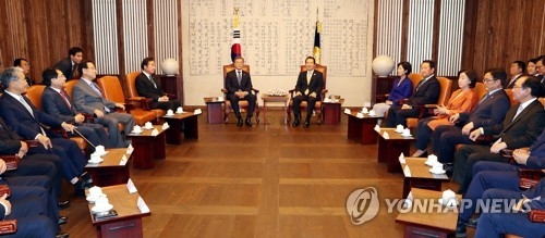 여야 대표와 차담하는 문 대통령