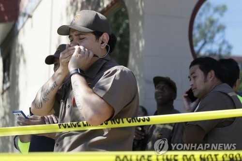 사고현장에 모인 UPS 직원들