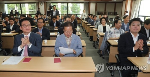 홍준표 "과거 단절하고 혁신", 원유철 "팀플레이 리더십 필요"(종합) - 1