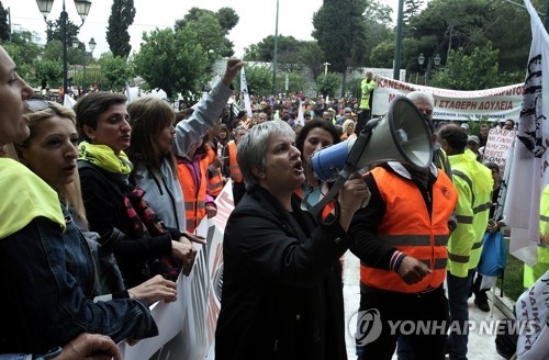 아테네에서 긴축 반대 시위를 벌이고 있는 그리스 지자체 공무원들