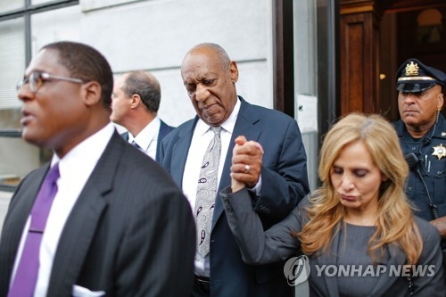 심리무효 선언을 받고 법원을 나오는 美유명 코미디언 코스비와 변호인단