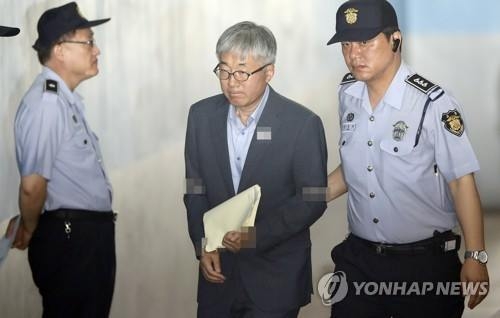 '블랙리스트' 재판 증인 출석하는 김종덕(서울=연합뉴스) 김인철 기자 = 김종덕 전 문화체육관광부 장관이 19일 오전 서초구 서울중앙지법에서 열리는 재판에 증인신문으로 출석하기 위해 법정으로 향하고 있다. 2017.6.19yatoya@yna.co.kr