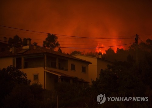 산불로 화염에 휩싸인 포르투갈 중부 마을 [AFP=연합뉴스] 
