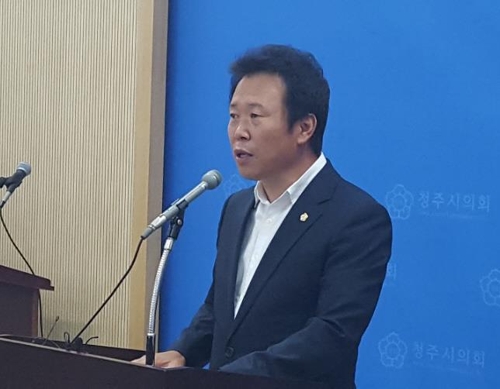 기자회견하는 황영호 시의장