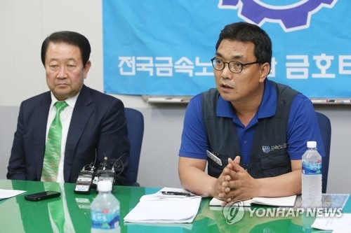 허용대 금호타이어 노조 대표 지회장(오른쪽)